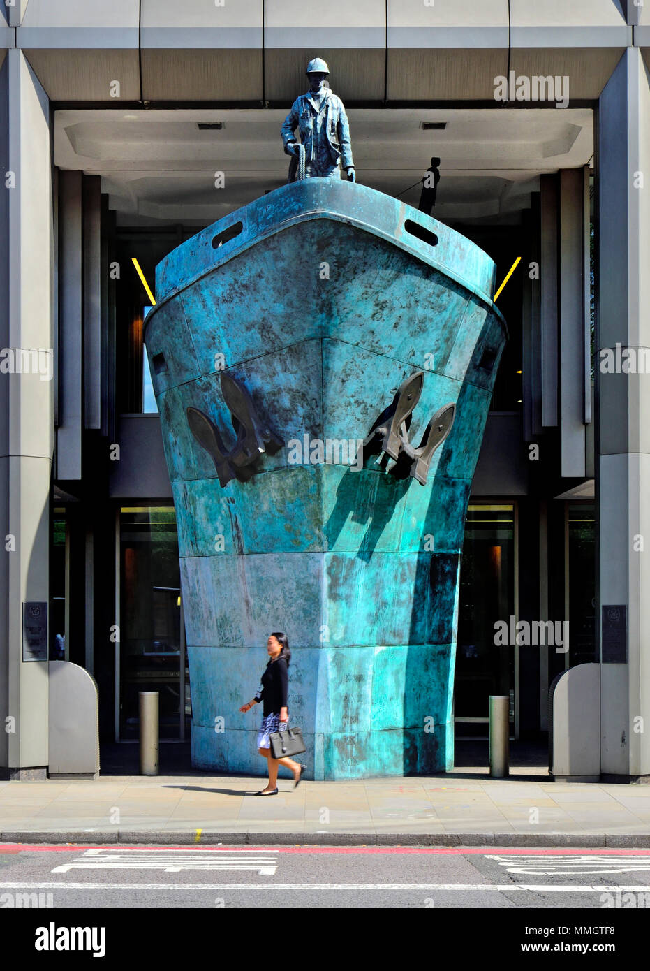 London, England, UK. Internationalen Mahnmal für Seeleute (2001; Michael Sandle) bei der Internationalen Seeschifffahrtsorganisation, Albert Embankment, Lambeth.. Stockfoto