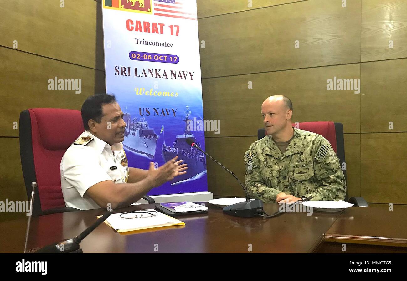 (TRINCOMALEE, Sri Lanka) - U.S. Navy Cdr. Andrew Koch, CTF-75, führt eine gemeinsame Pressekonferenz mit den örtlichen Kommandeur der Srilankischen Marine während der Zusammenarbeit flott Bereitschaft und Weiterbildung (Karat) Übung in Trincomalee, Sri Lanka, Oktober 5, 2017. CARAT ist eine jährliche bilaterale maritime Übung Serie entwickelt, die Interoperabilität zwischen den Partnerstaaten, die die regionale Sicherheit und Stabilität durch den Austausch bewährter Methoden und Zusammenarbeit als Antwort auf die gemeinsamen Herausforderungen für die Sicherheit im Seeverkehr trägt zu steigern. (Foto: US Navy Lieutenant Amy Forsythe, CTF-75 Public Affairs Officer) Stockfoto