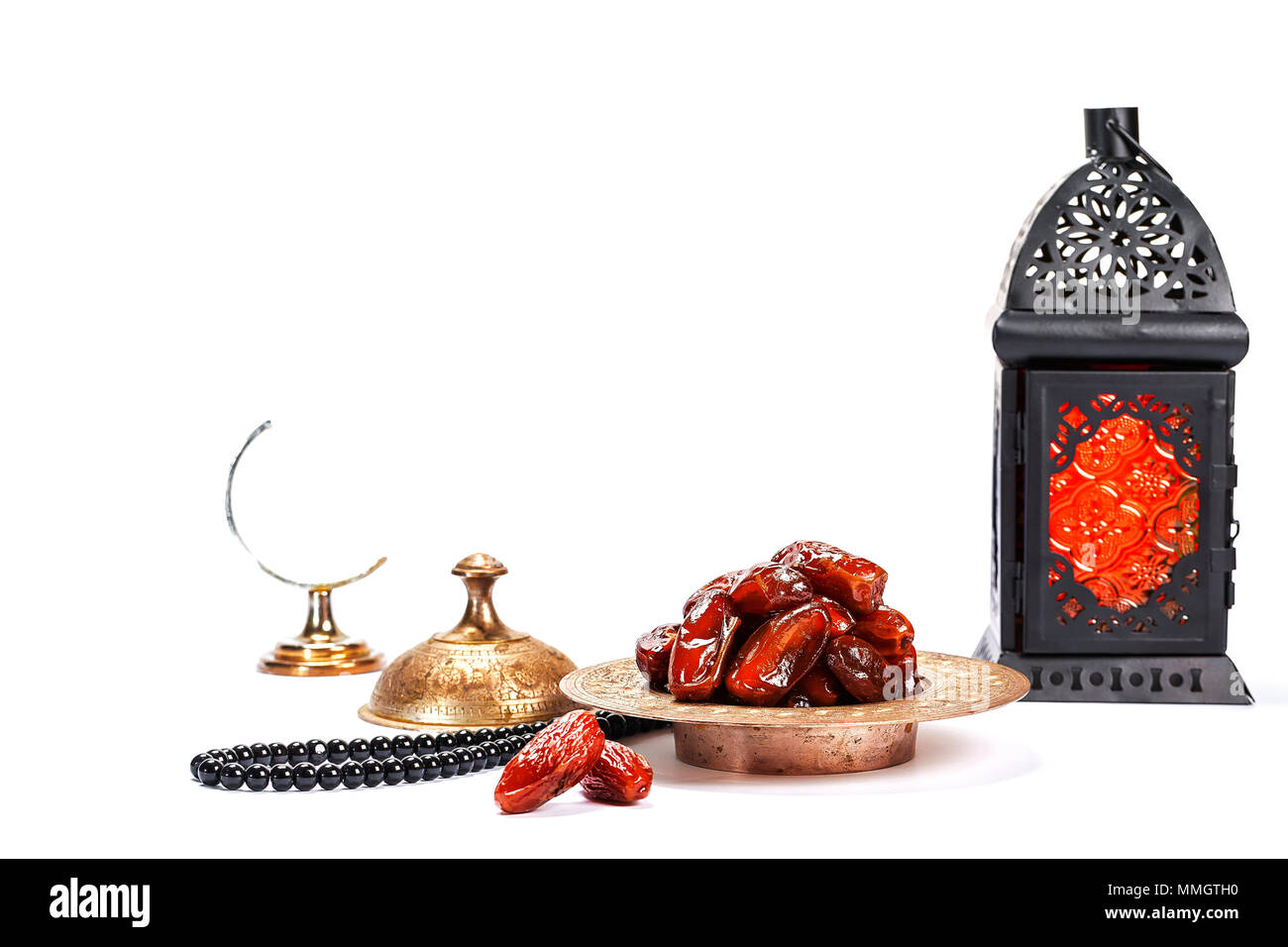 Der muslimischen Fest des heiligen Monats Ramadan Kareem. Schönen Hintergrund mit einem leuchtenden Laternen Fanus und getrocknete Datteln auf Weiß. Freien Speicherplatz für Ihre Stockfoto