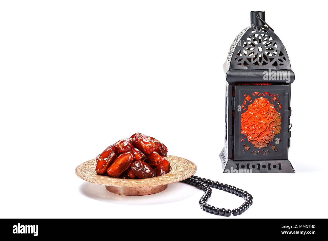 Der muslimischen Fest des heiligen Monats Ramadan Kareem. Schönen Hintergrund mit einem leuchtenden Laternen Fanus und getrocknete Datteln auf Weiß. Freien Speicherplatz für Ihre Stockfoto