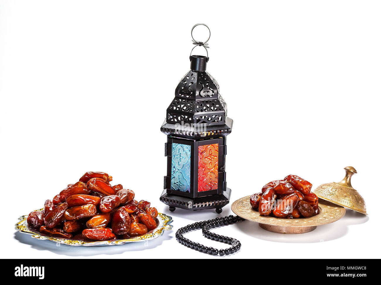 Der muslimischen Fest des heiligen Monats Ramadan Kareem. Schönen Hintergrund mit einem leuchtenden Laternen Fanus und getrocknete Datteln auf Weiß. Freien Speicherplatz für Ihre Stockfoto