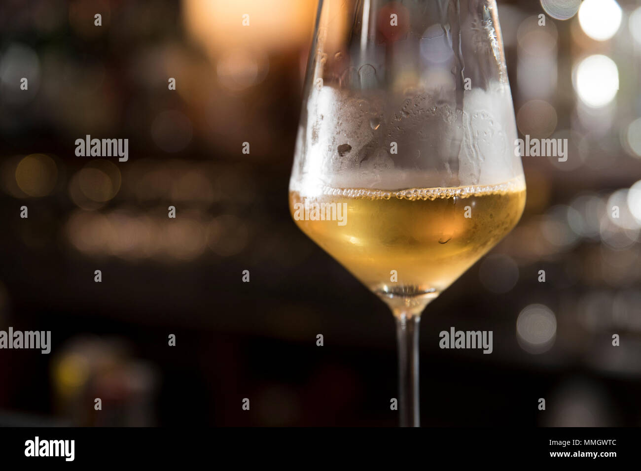 Nahaufnahme von einem Weißwein Glas kalten italienischen Weißwein. Schwerpunkte und Themen auf der rechten Seite Stockfoto
