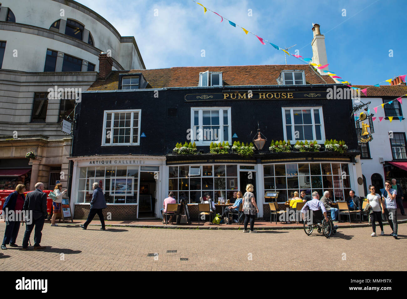 BRIGHTON, Großbritannien - 4. Mai 2018: Blick auf das Pumpenhaus Public House in der historischen Altstadt von Brighton entfernt, da die Gassen bekannt, am 4. Mai 2018. Stockfoto