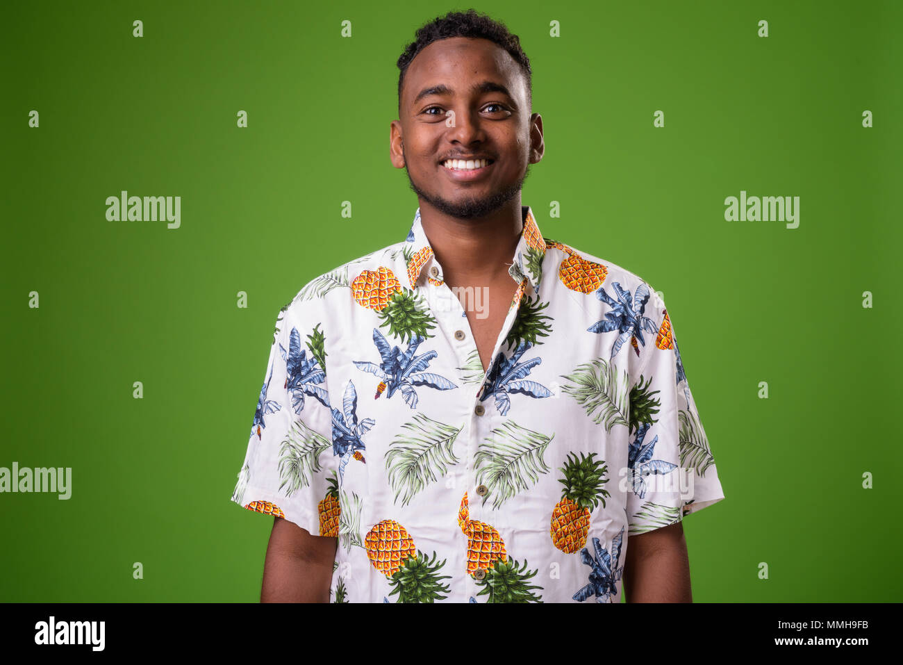 Junge schöne Afrikanische touristische Mann bereit für Ferienhäuser gegen gr Stockfoto