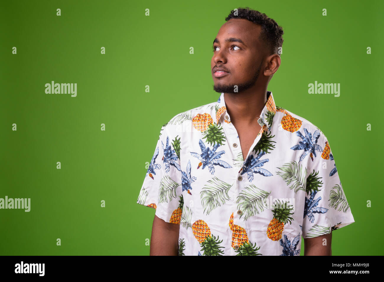 Junge schöne Afrikanische touristische Mann bereit für Ferienhäuser gegen gr Stockfoto