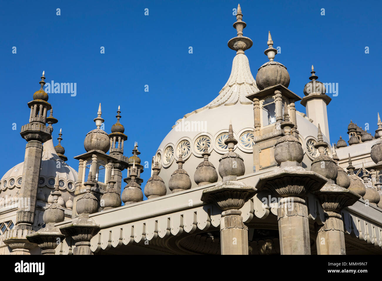 Ein Blick auf die historischen Royal Pavillon, in der Stadt Brighton in Sussex, UK. Es ist im indo-sarazenischen Stil gebaut. Stockfoto