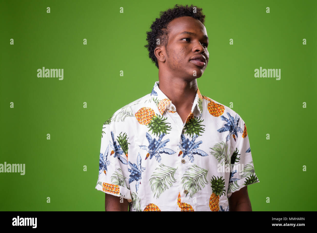 Junge afrikanische touristische Mann bereit für Ferienhäuser gegen grüne Hinterg Stockfoto