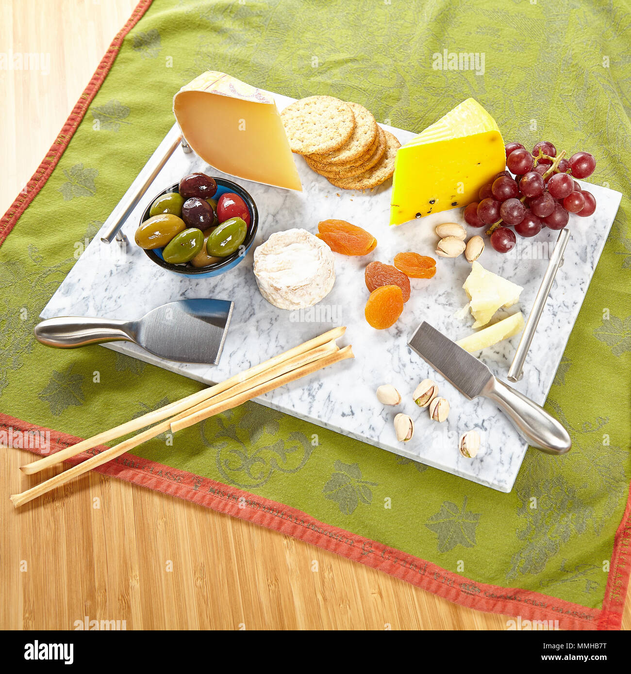 Grauer Marmor Tablett mit Käse, Cracker und Obst Stockfoto