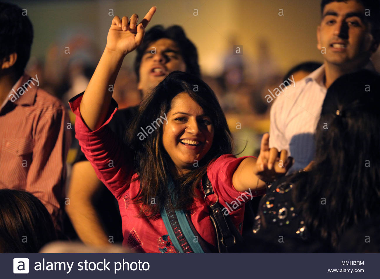 Junge pakistanische Frau tanzt einen Song, der während der Ausführung des Pakistanischen Rock Band Jal Mtv Asian Woman Stockfotos & Mtv Asian Woman Bilder - Alamy