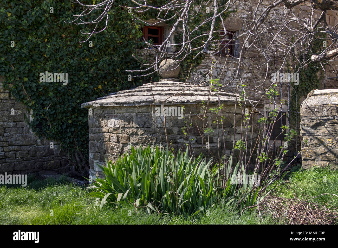 Grisignana (Pula), Stadte (Istra), Kroatien - Mittelalterliche Regenwasserzisterne in einem alten Haus aus Stein Hinterhof Stockfoto