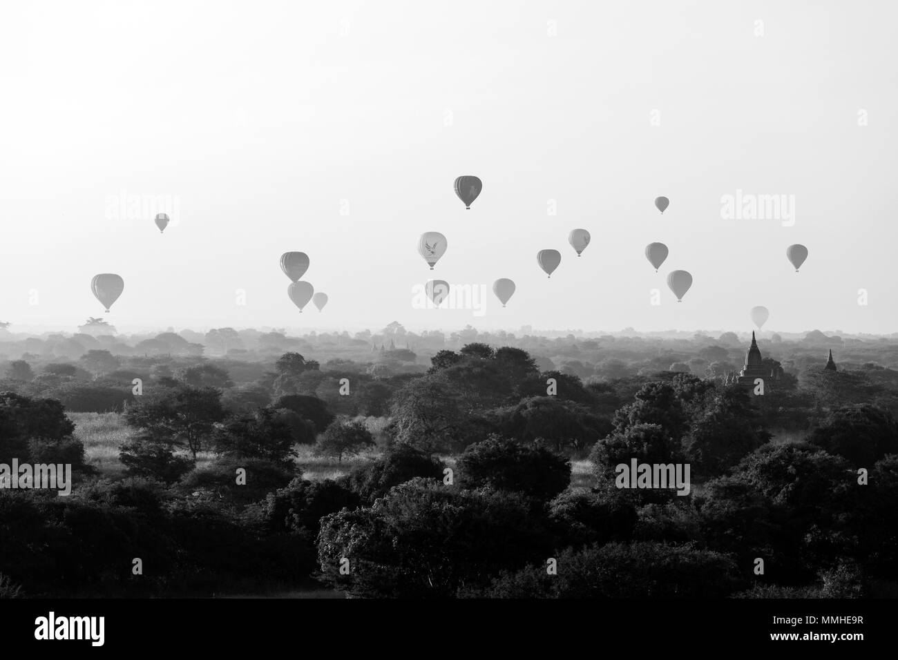 BAGAN, Myanmar, Januar 2, 2018: Heißluftballons über die Alte buddhistische Tempel in Bagan Stockfoto