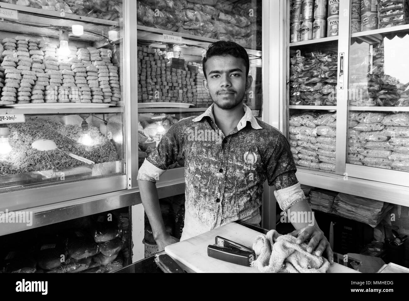 Dhaka, Bangladesh, 24. Februar 2017: hübscher junger Verkäufer in seinem Lebensmittelgeschäft in der Hauptstadt Dhaka in Bangladesch posing Stockfoto