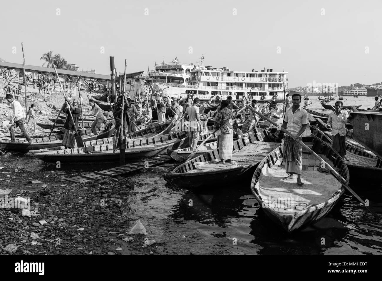 Dhaka, Bangladesh, 24. Februar 2017: Männer warten auf Passagiere in ihren kleinen Ruderboote bei Sadarghat der Buriganga Fluss in Dhaka, Bangladesh Stockfoto