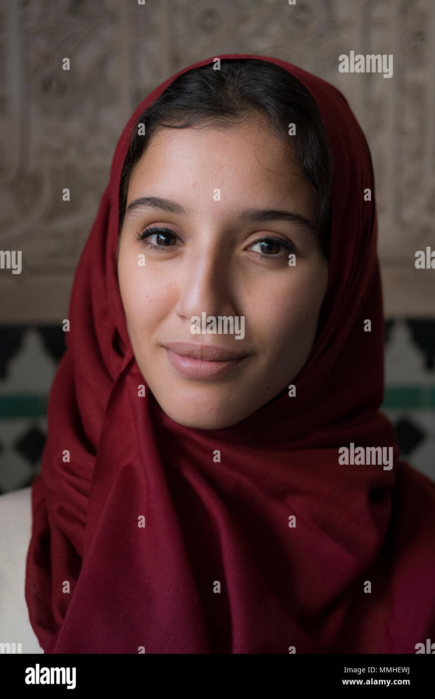 Portrait von jungen muslimischen lächelnde Frau mit roten hijab Kopftuch Stockfoto