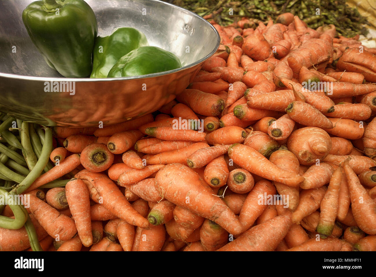 Obst und Gemüse in der indischen Basar. Karotte und Paprika Salat, Paprika Stockfoto