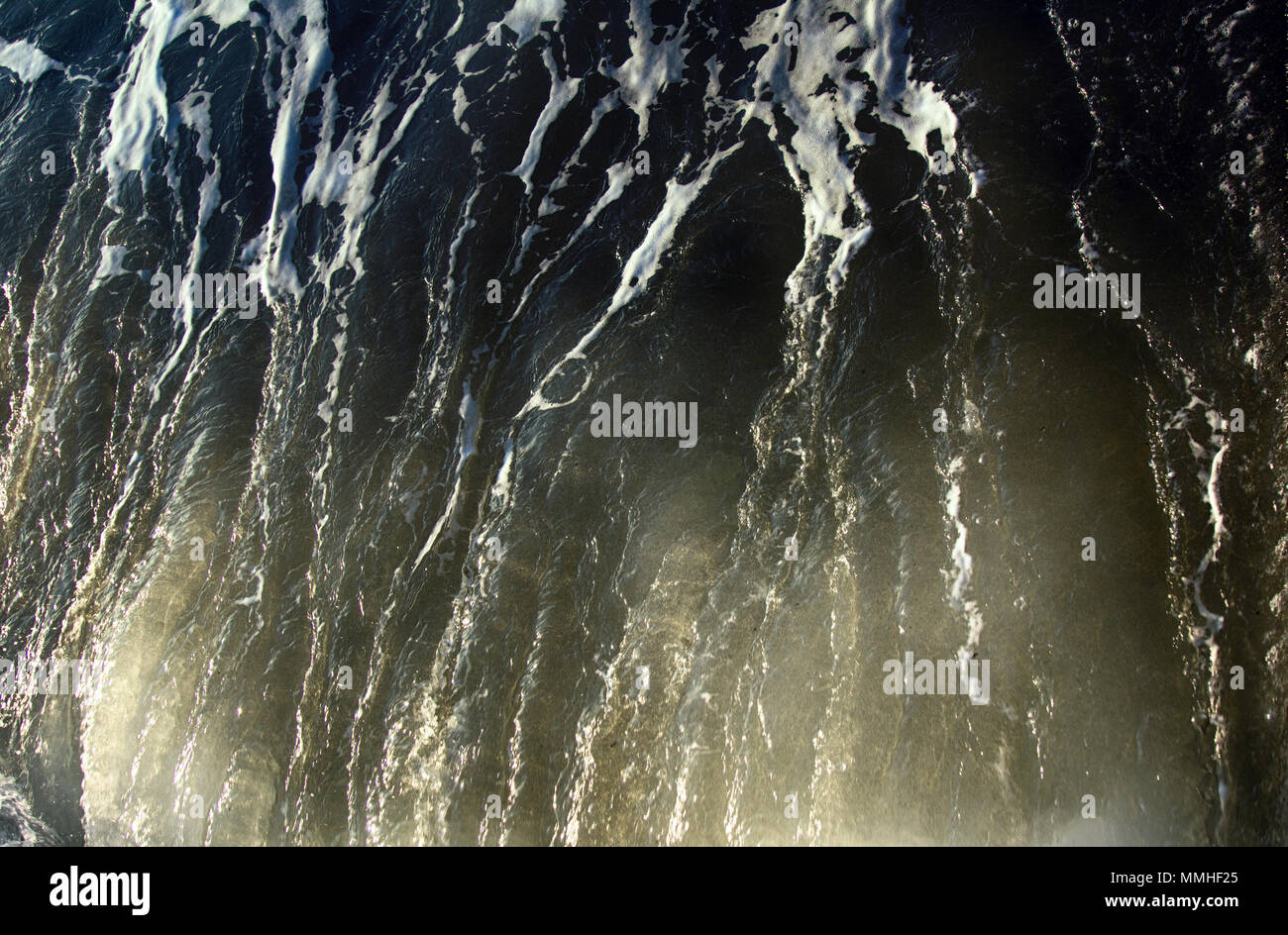 Ozeanische Wellen während Sturm. Wasser Rolle vorwärts, furunkel am Ufer, Kraft der Natur Stockfoto