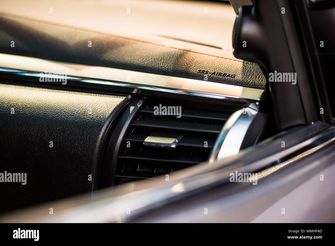 Fahrer-Hand auf Luft Lüftungsgitter mit Leistungsregler, überprüfen die  Luft aus der Lüftung im Auto Stockfotografie - Alamy