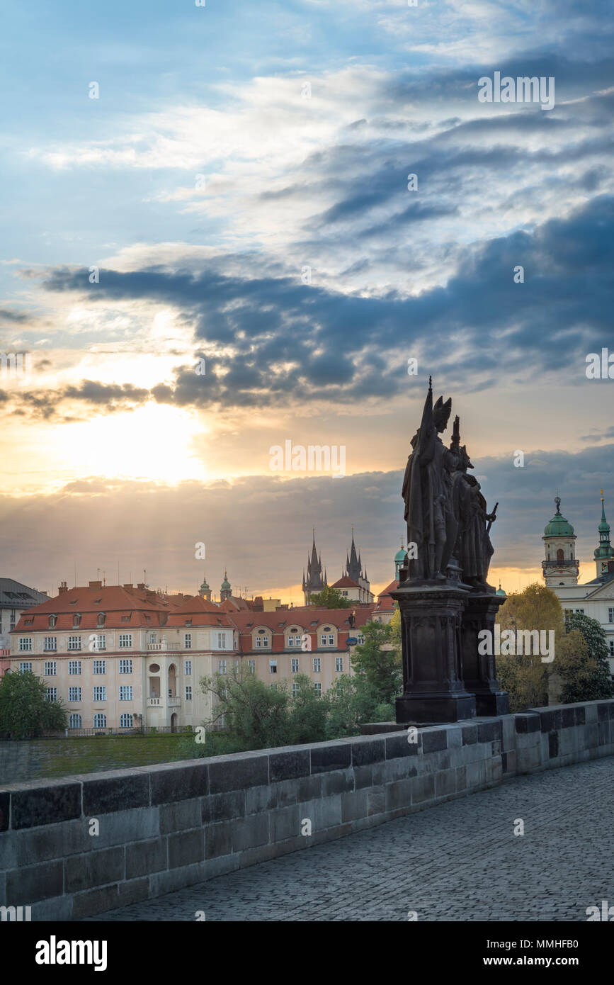 Schönen Sonnenaufgang über dem alten Gebäude von Prag und die Karlsbrücke und seine schwarzen Statuen, in der Tschechischen Republik, an einem sonnigen Tag. Stockfoto