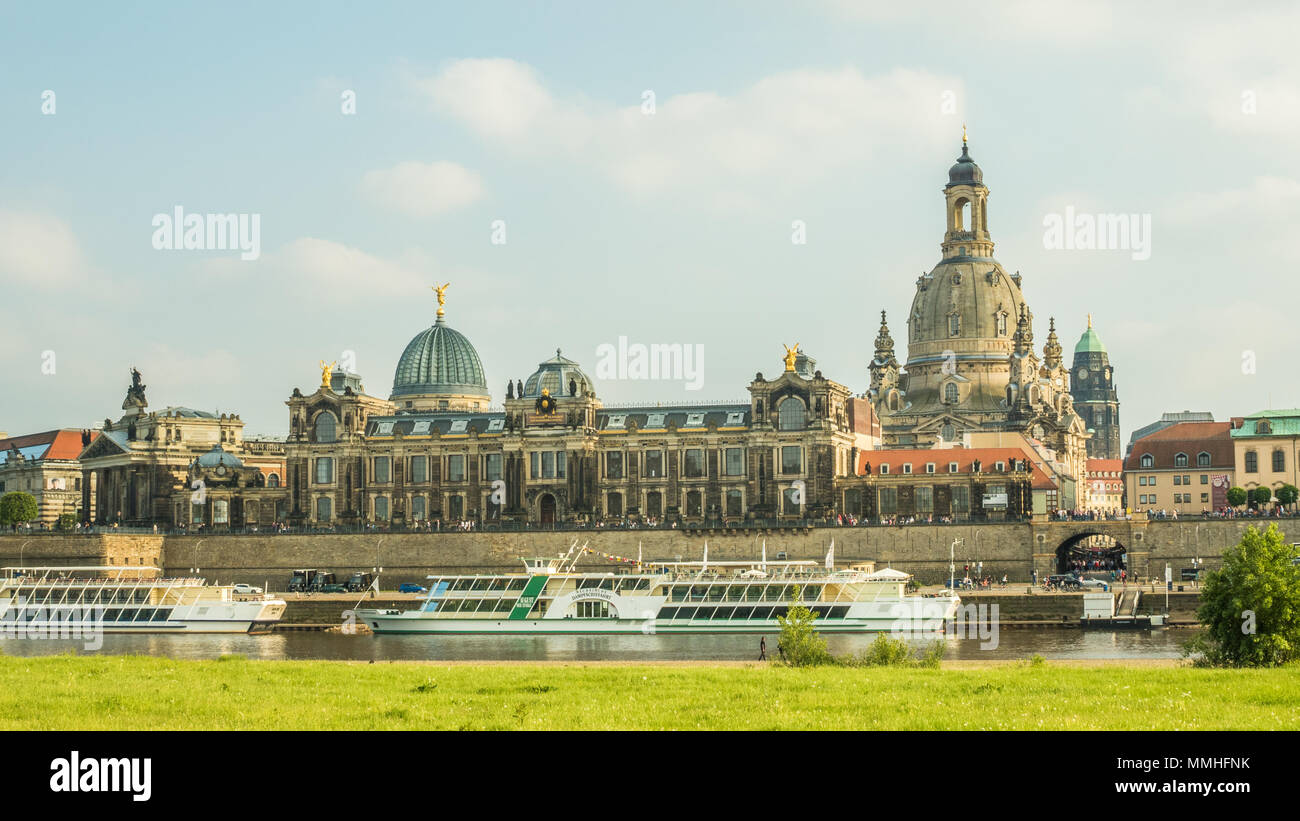 Dresden und der Elbe, Deutschland, mit der Kuppel der Kirche von Unserer Lieben Frau (Frauenkirche) rechts. Der Brühlschen Terrasse aka Balkon von Europa gesehen werden kann. Stockfoto