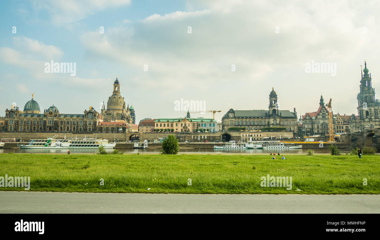 Dresden und der Elbe, Deutschland, mit der Kuppel der Kirche von Unserer Lieben Frau (Frauenkirche). Der Brühlschen Terrasse aka Balkon von Europa gesehen werden kann. Stockfoto