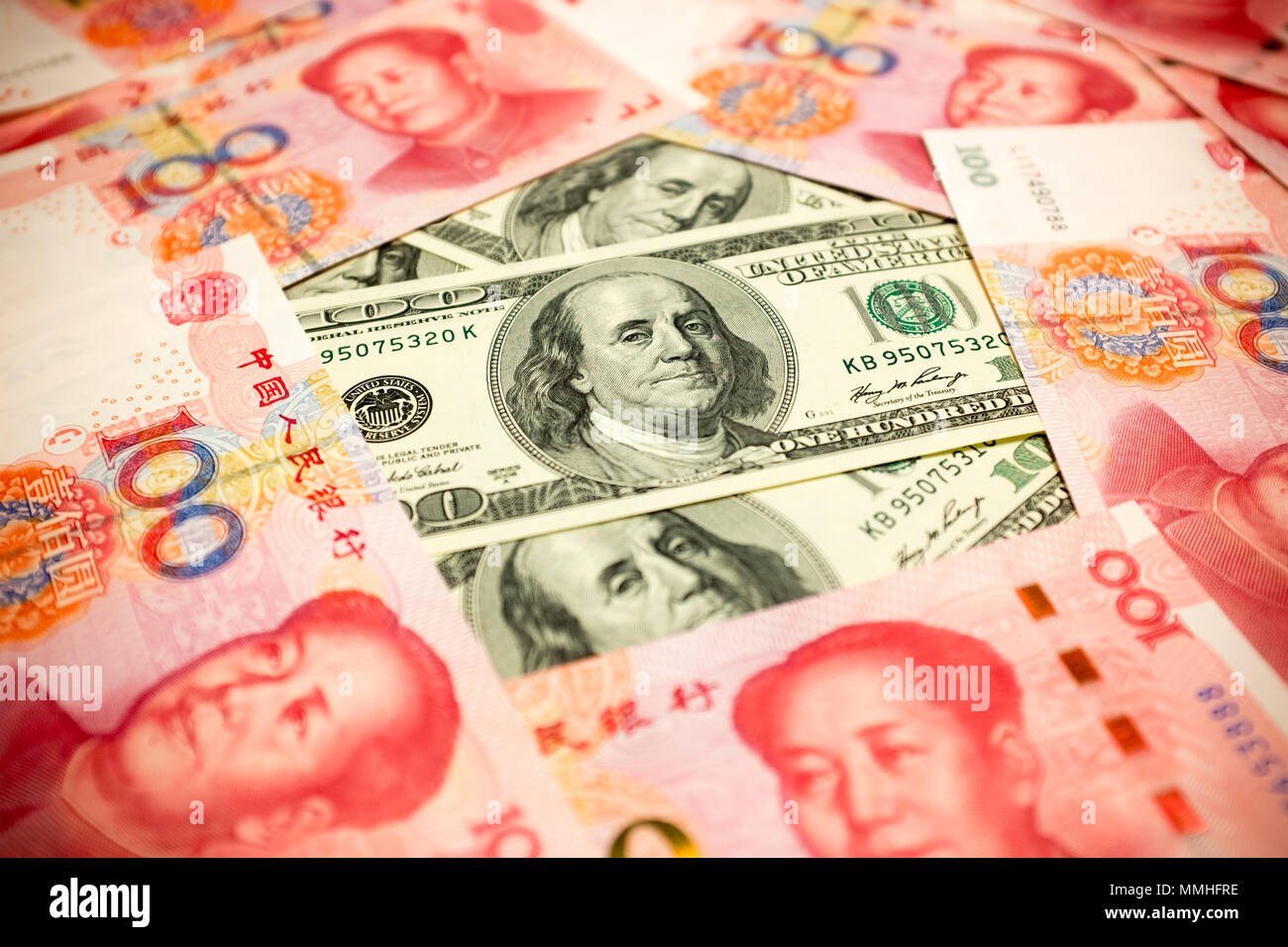 Hintergrund für chinesische Yuan-Banknote und US-Dollar (Wechselkurs-Konzept) Stockfoto