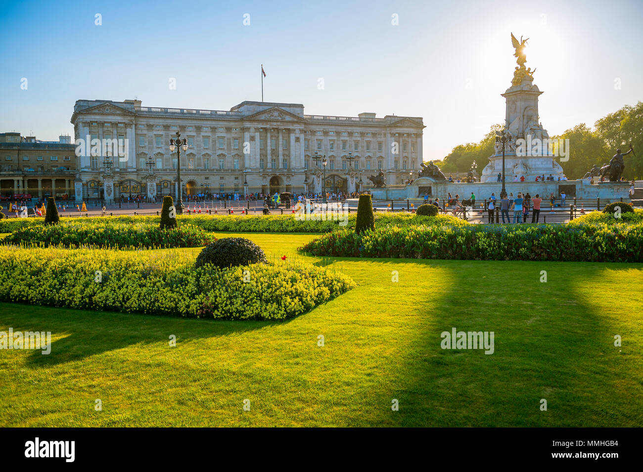 LONDON - Mai 7, 2018: Blick über die Blumenbeete vor dem Buckingham Palace bei Sonnenuntergang. Stockfoto