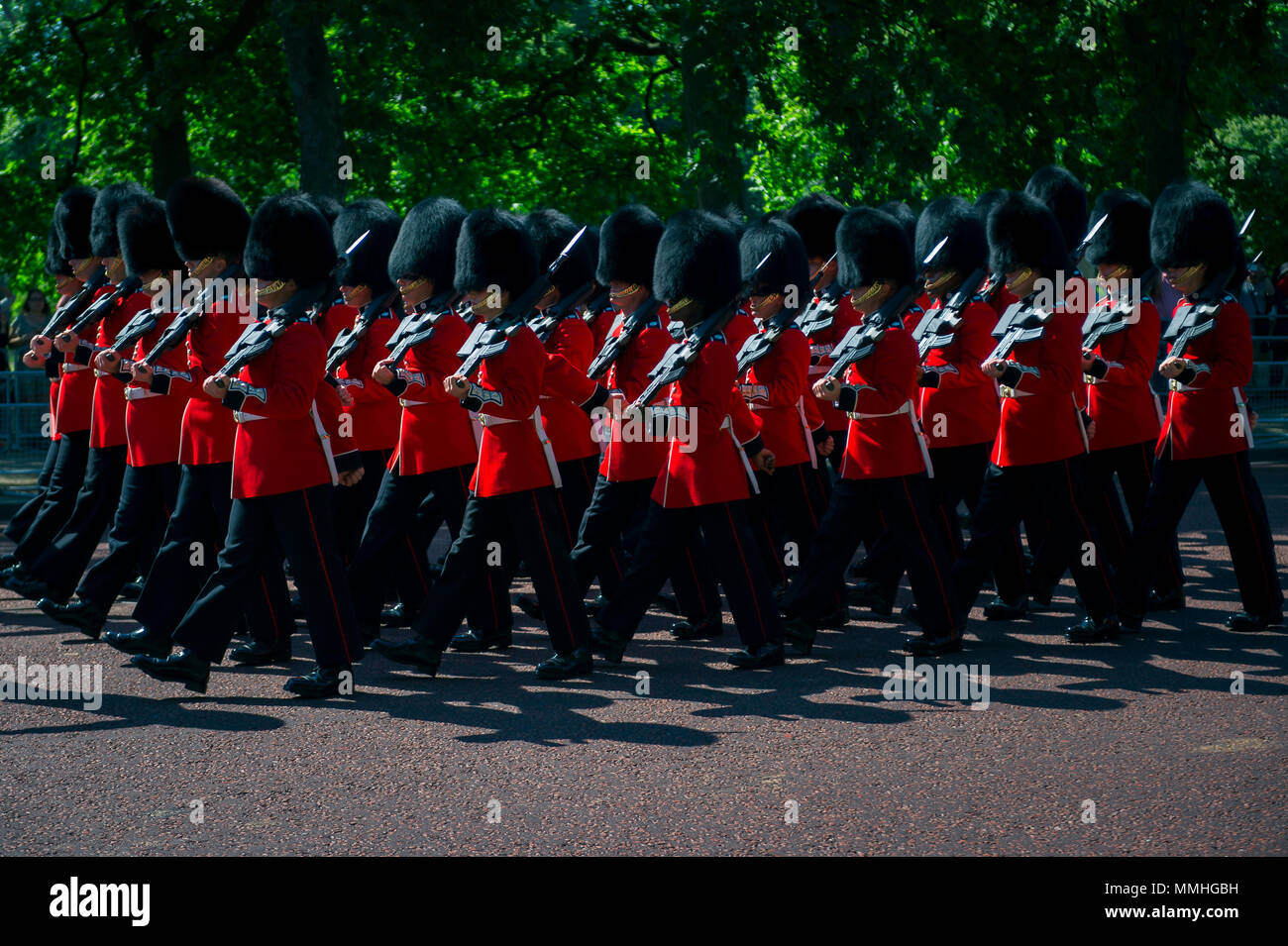 LONDON - 17. JUNI 2017: Soldaten des Haushalts Kalvarienberg in traditionellen roten Mäntel und Bärenfell busby Hüte einheitliche März in Formation auf der Mall Stockfoto