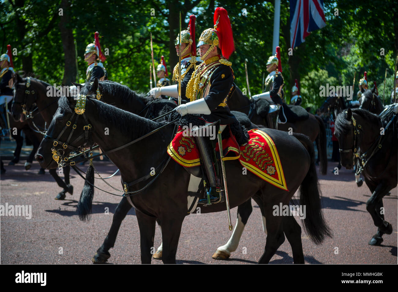 LONDON - 17. JUNI 2017: Royal guards zu Pferde in den zeremoniellen einheitlichen Pass in die Mall gekleidet. Stockfoto