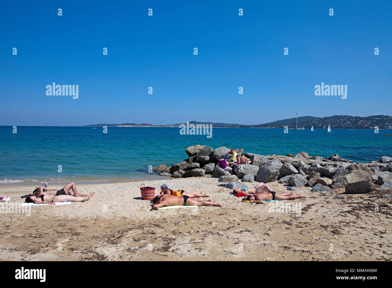 Menschen Am Strand Von Port Grimaud Golf Von Saint Tropez Cote D Azur Sudfrankreich Frankreich Europa Stockfotografie Alamy
