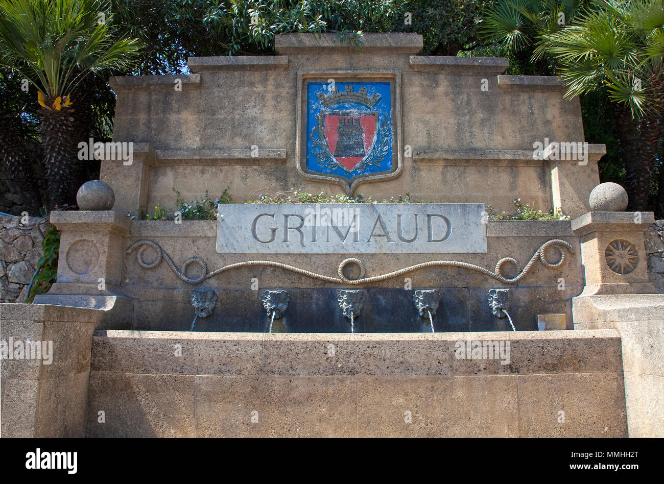 Gut mit Dorf crest in Grimaud, Cote d'Azur, Südfrankreich, Frankreich, Europa Stockfoto