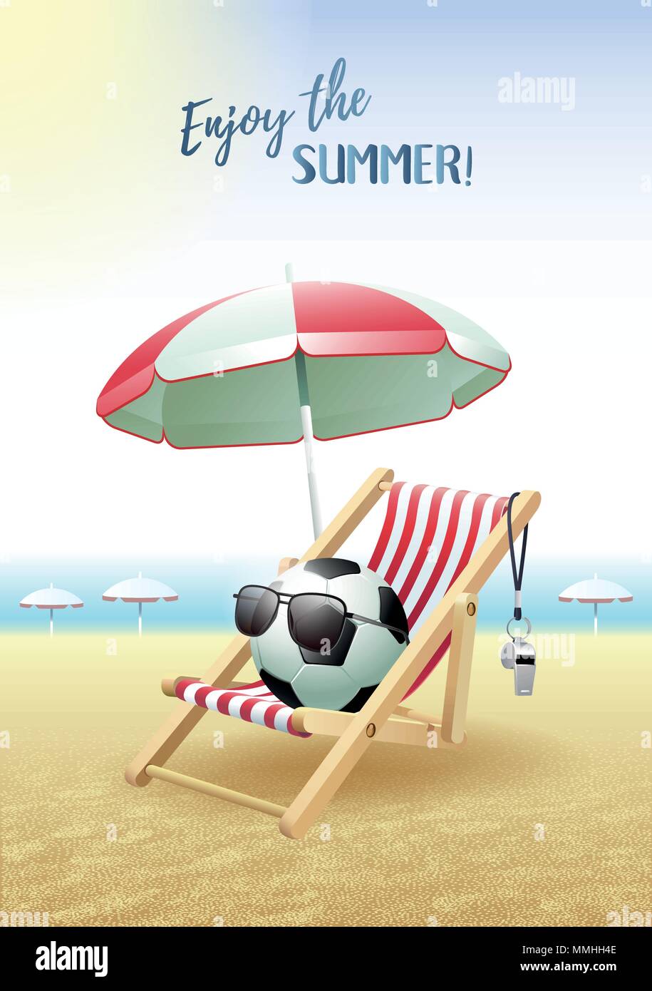 Genießen Sie den Sommer! Sport Karte. Fußball mit Sonnenbrille, Sonnenschirm, Liegestuhl und Pfeifen auf den sand Strand. Vector Illustration. Stock Vektor