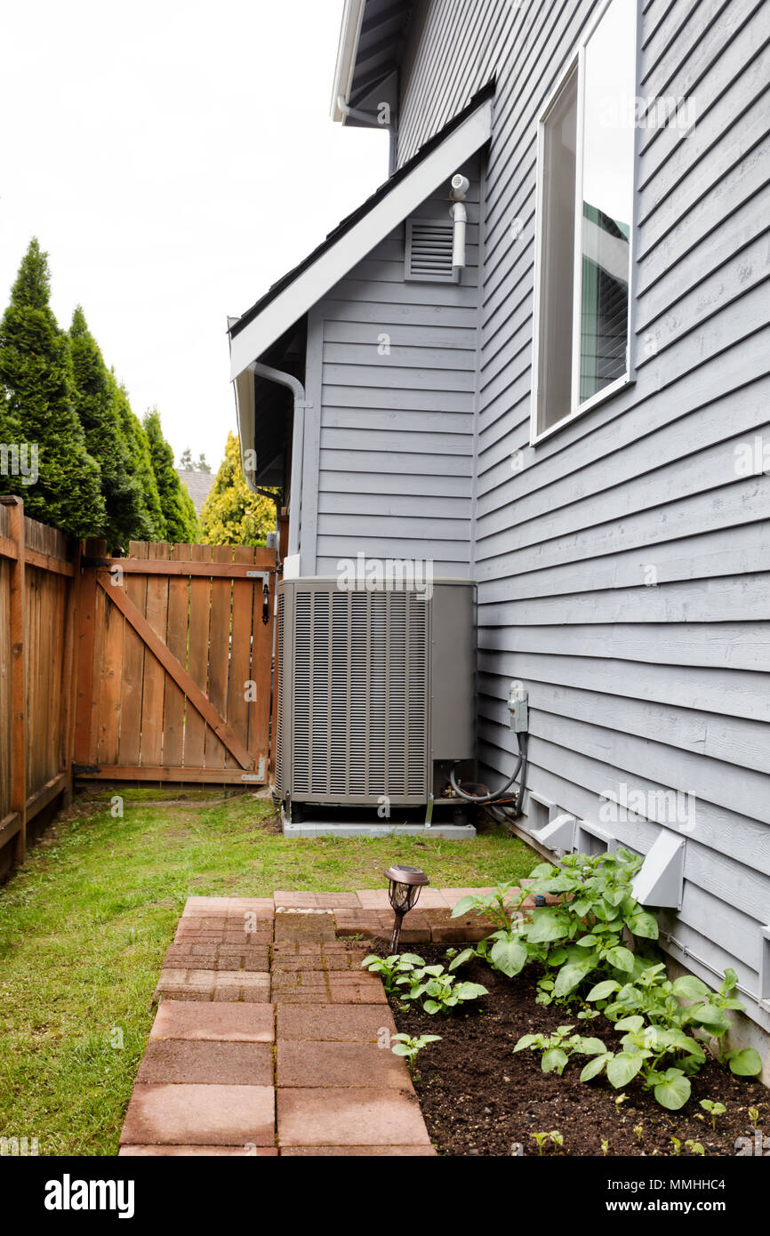 Energie Wärmepumpe auf Wohnhaus für Hitze und Klimaanlage Stockfoto