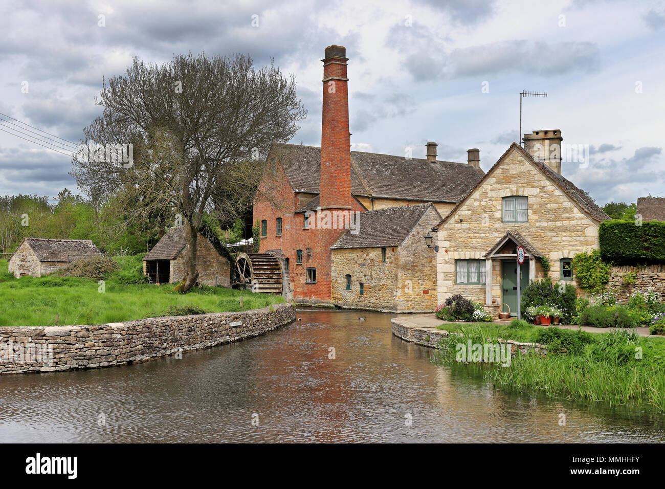 Alte Wassermühle und den Fluss in den Cotswolds im ländlichen England Stockfoto