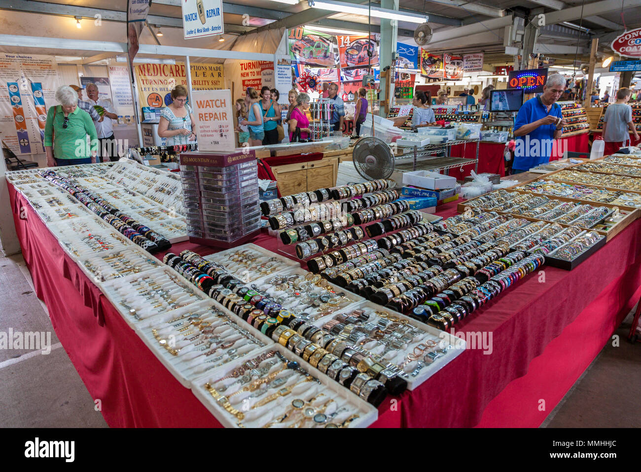 Käufer nach Schnäppchen Uhren zu den Märkten von Marion Flohmarkt in der Nähe von Ocala, Florida suchen Stockfoto