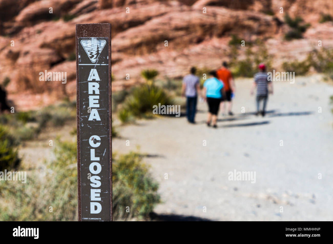 Besucher des Parks ignorieren das Schild „Area Closed“ im Red Rock Canyon National Conservation Area außerhalb von Las Vegas, Nevada Stockfoto