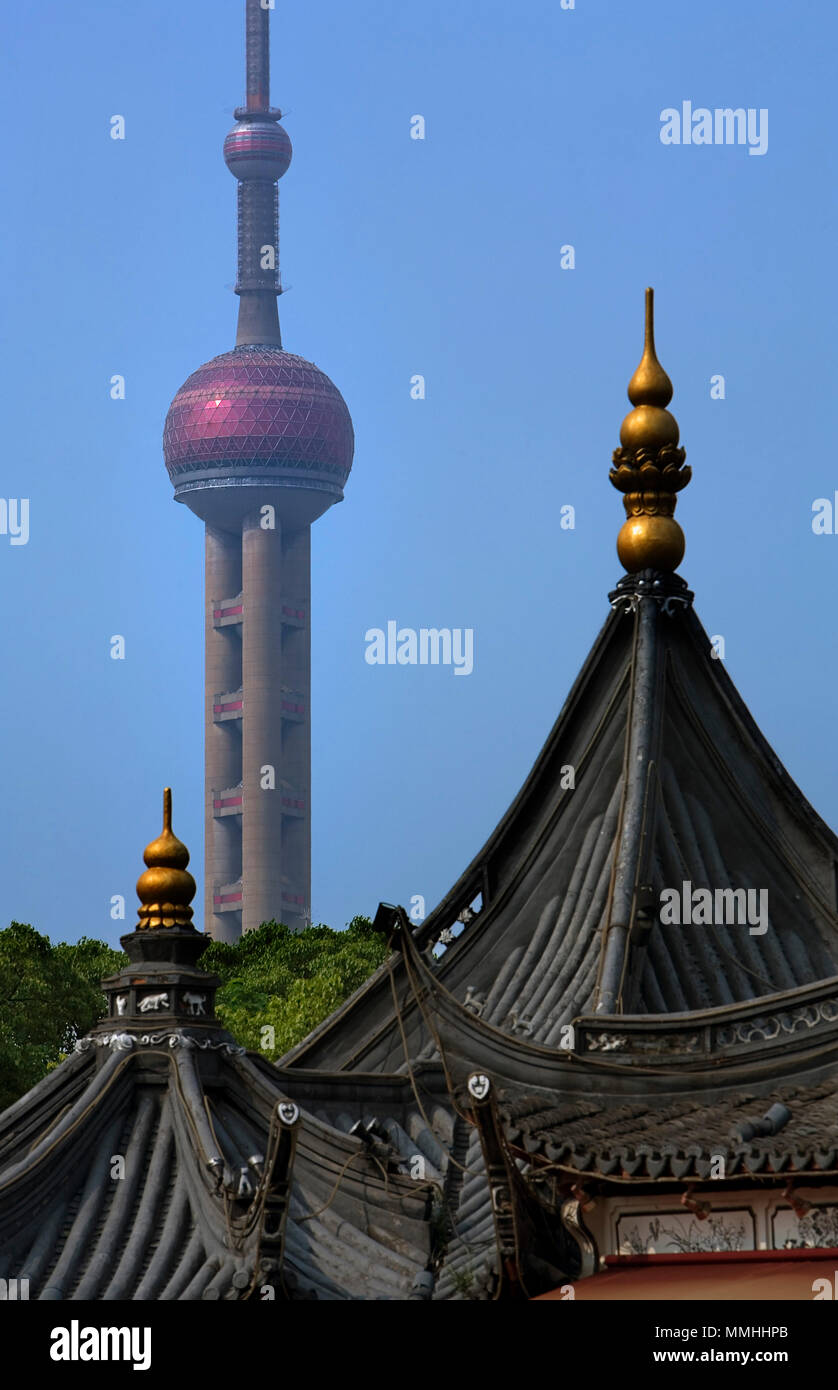 China.Shanghai: Yu Yuan Bazar. Detail der Huxinting Teehaus und Oriental Pearl Tower Stockfoto