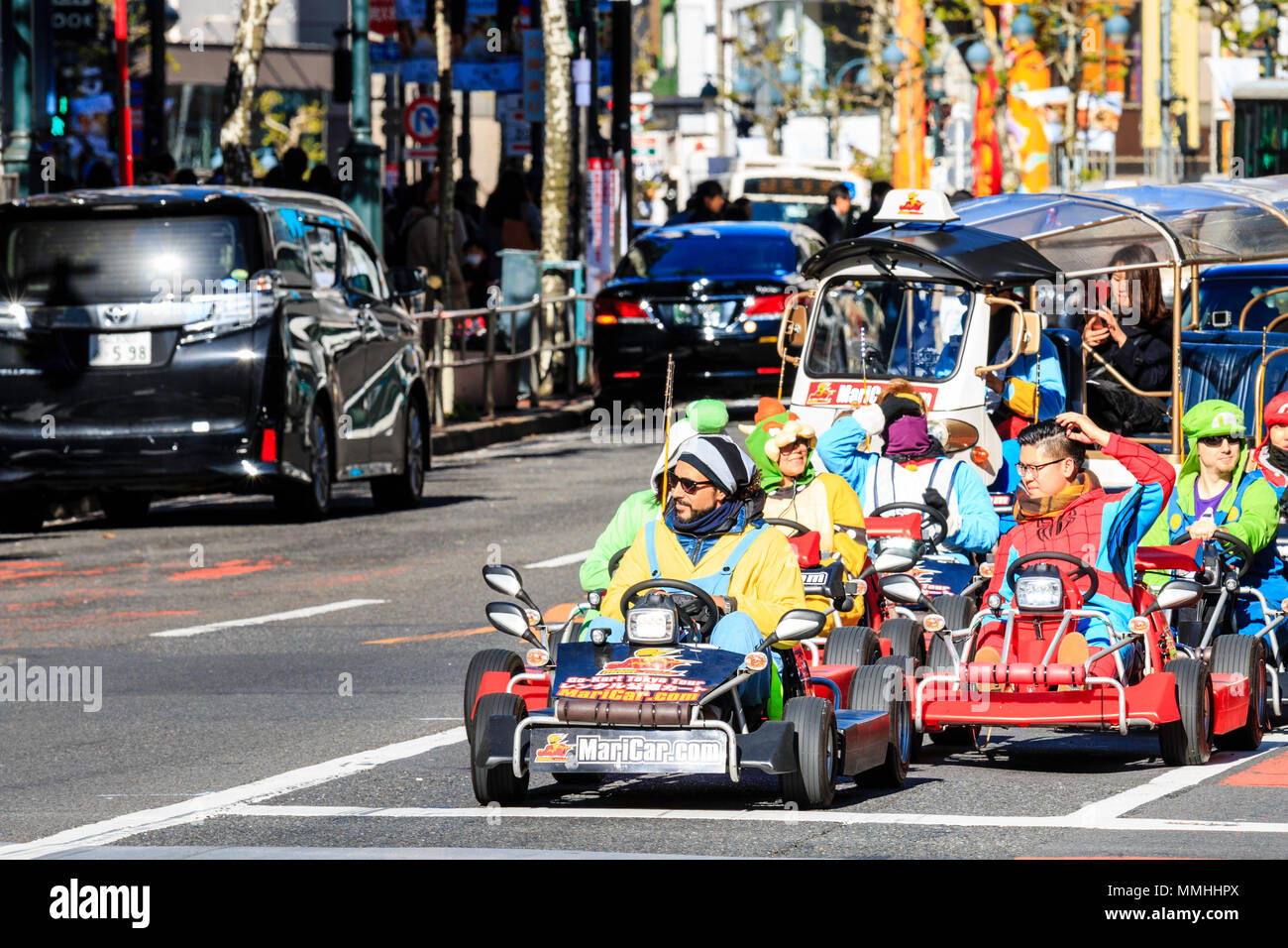 Tokio, Shibuya Crossing. Beliebte touristische Aktivität, treibende MariCars, Mario karts während als Mario Figuren gekleidet. Reihe an der Kreuzung warten. Stockfoto
