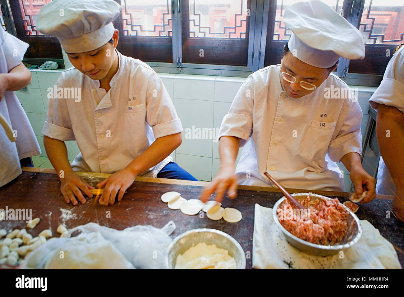 China.Shanghai:Cooks in Nanxiang gedämpfte Brötchen Restaurant. Yu Yuan Baazar, nahe dem See. Sie dienen ihren berühmten "Xiaolongbao´ (Knödel von Shang Stockfoto