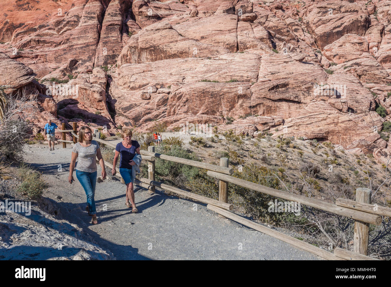 Die Park Besucher vorbei Felsformationen auf einem Trail in der Red Rock Canyon National Conservation Area außerhalb von Las Vegas, Nevada Stockfoto