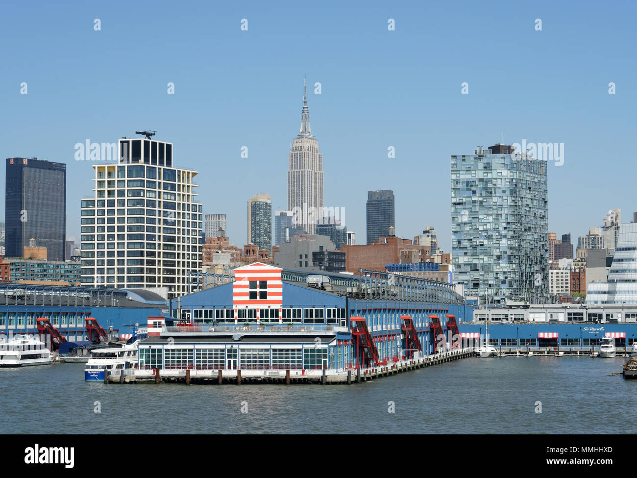 Chelsea Piers, eine Sportanlage auf der west Side von Manhattan, bietet auch Anlegestellen für private Yachten und Ausflugsschiffe. Stockfoto