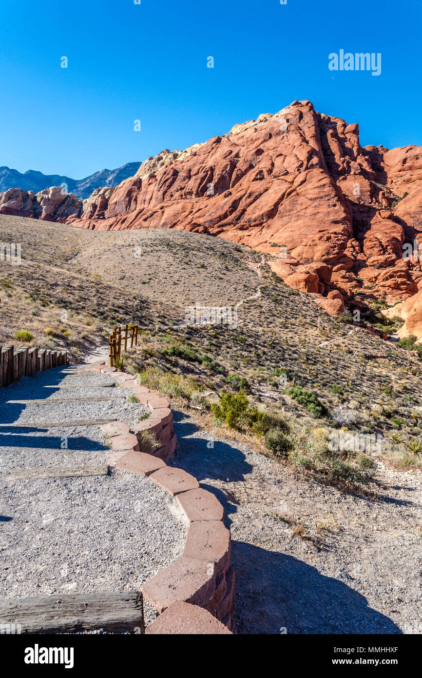 Wanderweg entlang der Piste in den Ausläufern der Red Rock Canyon National Conservation Area außerhalb von Las Vegas, Nevada Stockfoto