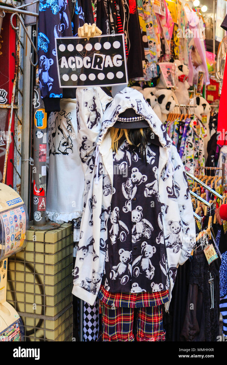 Tokio, Harajuku, Takeshita Straße. ACDC Rag speichern. Schwarze und weiße goth Skelton tebby-bear Hoodie und schwarzes T-Shirt. Auf Kleiderbügel außerhalb zu speichern. Stockfoto