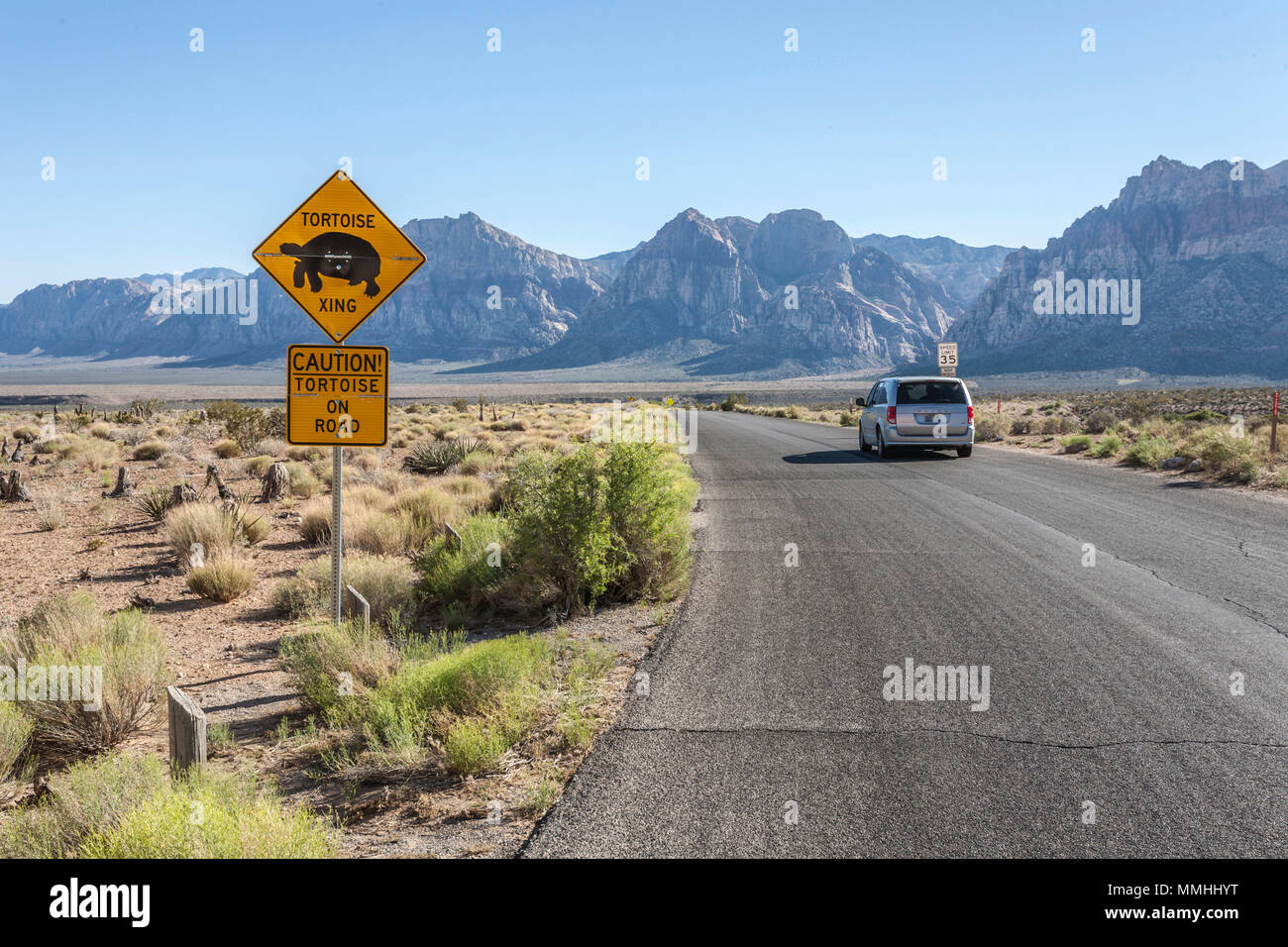 Fahrzeug, das an einem Schild mit Schildkrötenüberquerung entlang der Straße im Red Rock Canyon National Conservation Area außerhalb von Las Vegas, Nevada vorbeifährt Stockfoto