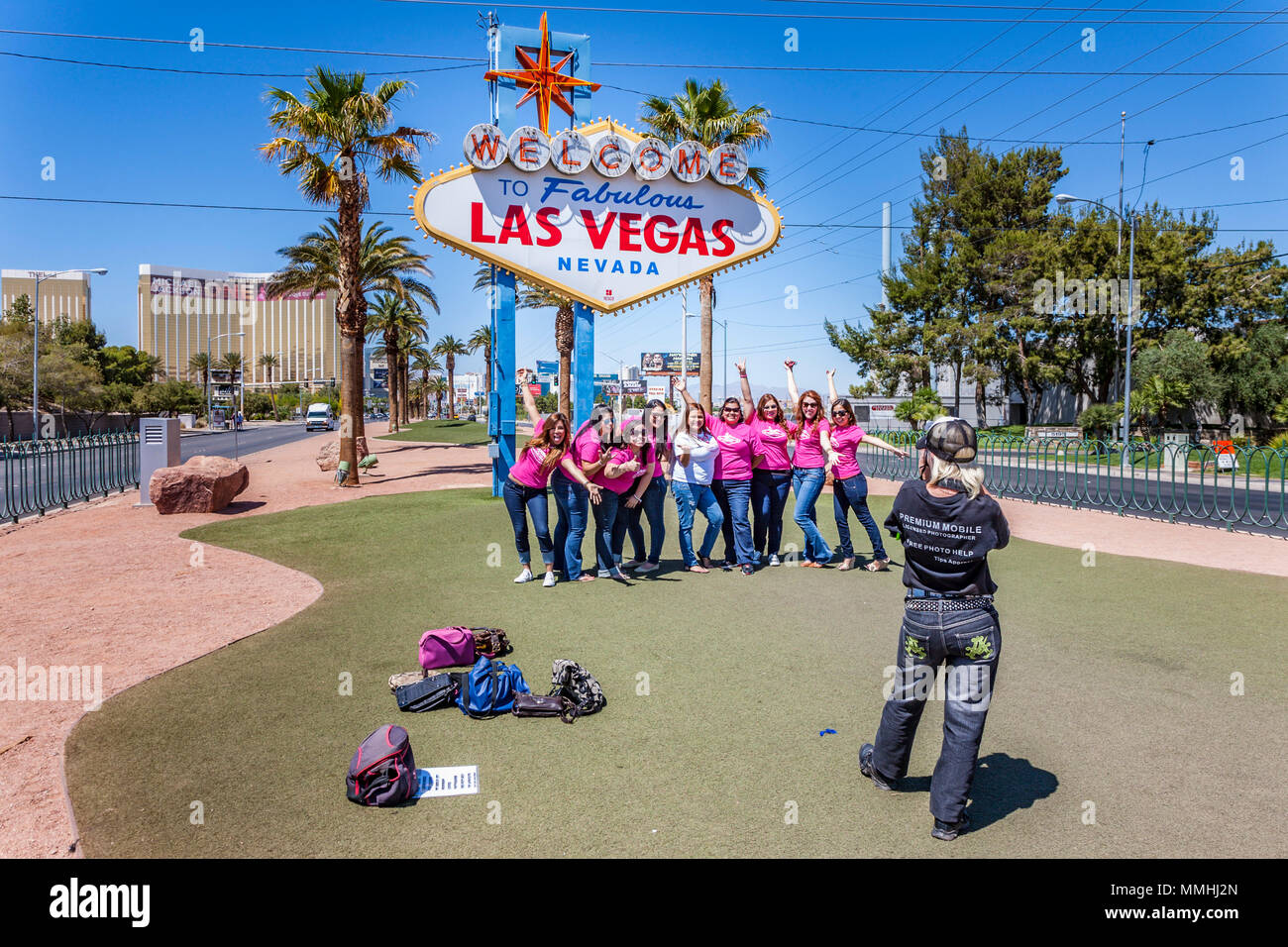 Eine Hochzeitsfeier, die Sie besuchen, posiert unter dem Wahrzeichen Welcome to Fabulous Downtown Las Vegas in Las Vegas, Nevada Stockfoto