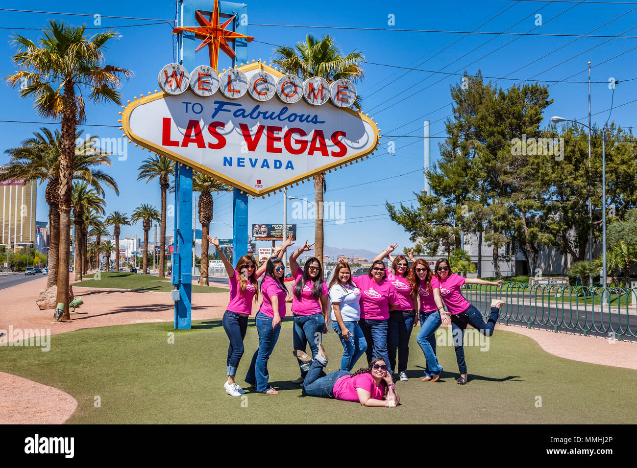 Eine zukünftige Braut und ihre Brautjungfern posieren unter dem Wahrzeichen Welcome to Fabulous Downtown Las Vegas in Las Vegas, Nevada Stockfoto