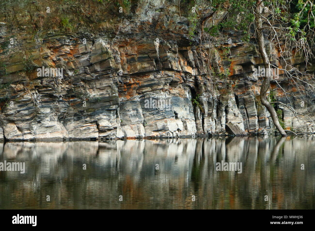 Steinbruch Gesicht in Baggersee widerspiegelt Stockfoto