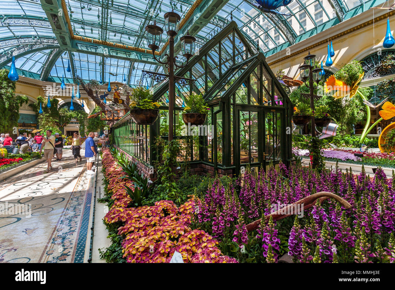 Touristen besuchen Bellagio's Conservatory & Botanical Gardens im Bellagio Luxury Resort and Casino auf dem Las Vegas Strip in Paradise, Nevada Stockfoto