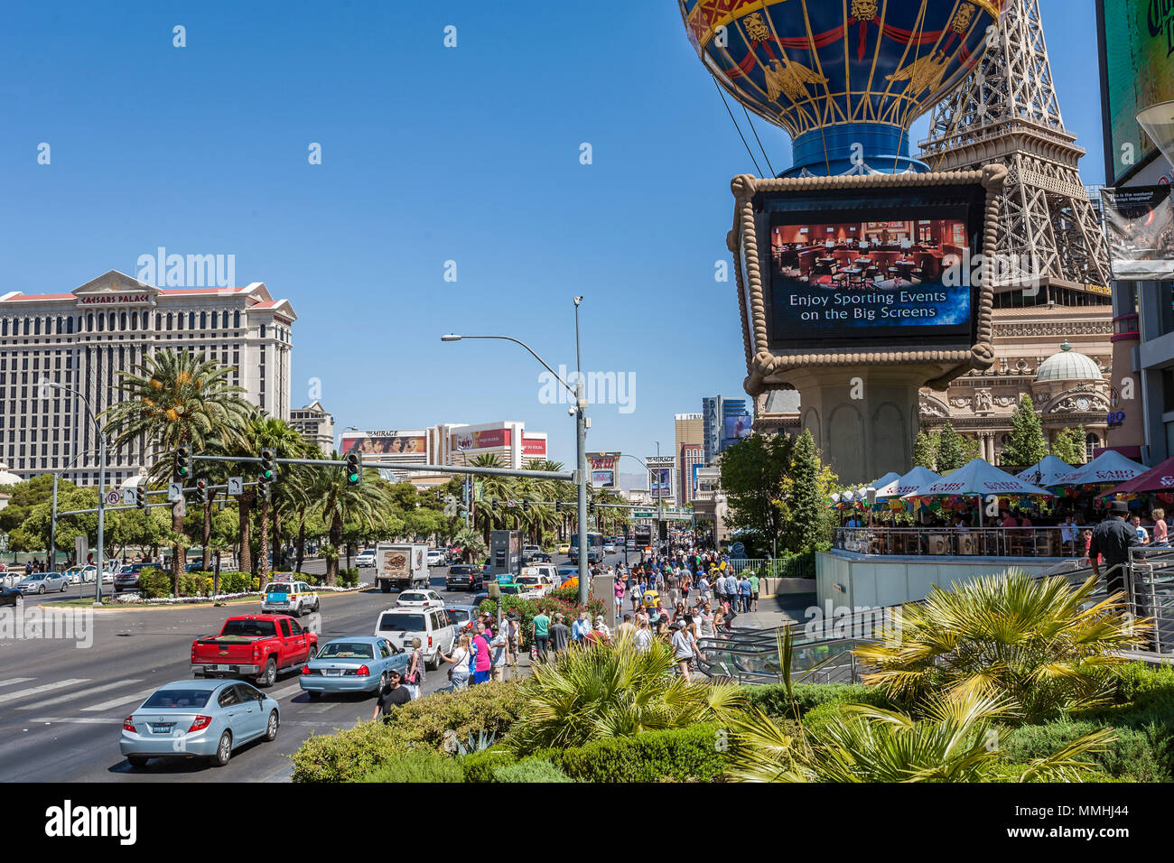 Massen von Touristen und Fahrzeuge am Las Vegas Boulevard auf dem Las Vegas Strip im Paradies, Nevada Stockfoto