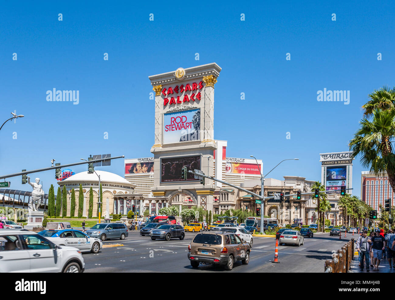 Straße Verkehr passieren ein Zeichen Werbung ein Rod Stewart Show im Caesars Palace auf dem Las Vegas Strip im Paradies, Nevada Stockfoto