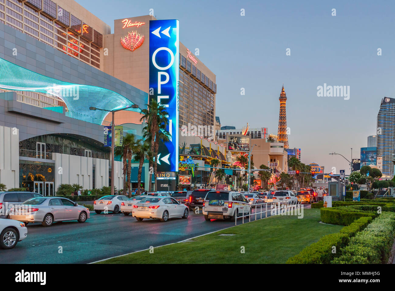 Verkehr am Las Vegas Boulevard der Dämmerung auf dem Las Vegas Strip im Paradies, Nevada Stockfoto